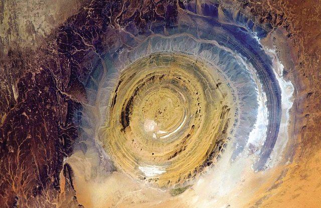 <p>Oluşumun kenarlarında bulunan mavi renk ise kuvars kristallerinden kaynaklanıyor. Richat oluşumu, uzaktan bakılınca Sahra çölünün ortasında kocaman bir göz gibi görülüyor. </p>
