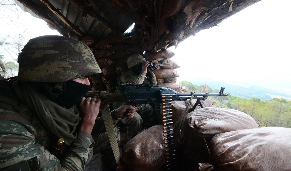 <p>Burseya Dağı'nda komandolar zorlu hava şartlarına rağmen oluşturulan mevzilerde gece görüşlü dürbünlerle sürekli gözetleme yaparken, bir yandan da elleri tetikte bölgenin güvenliğini sağlıyor.</p>
