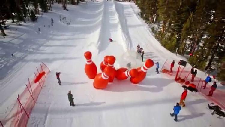 <p>Türkiye’nin en önemli kayak merkezlerinden olan Kartalkaya’da düzenlenen ‘Canlı Bowling’ etkinliğine katılan tatilciler doyasıya eğlenirken, ortaya ilginç görüntüler çıktı. </p>

