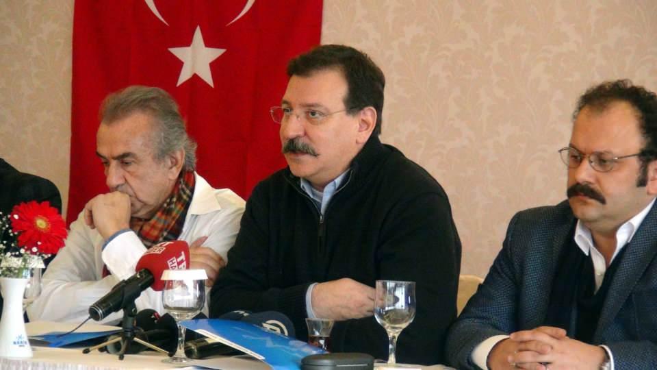 <p>Oyuncu Tamer Karadağlı da "Bir tane Türkiye var, o da bizim vatanımız. Mehmetçik'in yanında olmak, bizim görevimiz. Bundan sonra da bir sürü sanatçı gelecektir" diye konuştu. </p>