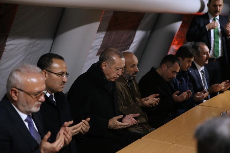 <p>Cumhurbaşkanı Erdoğan, Afrin’deki terör unsurlarına karşı düzenlenen Zeytin Dalı Harekatı’nda şehit olan askerlerden Piyade Astsubay Üst Çavuş Musa Özalkan’ın Sincan’daki aile evini ziyaret etti.</p>
