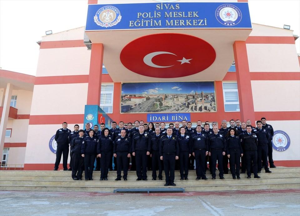 <p>Bunların 31'i Afgan. İlk kademe amir eğitiminde hem amirlikle ilgili eğitim veriyoruz hem de aynı zamanda güvenlik yönetimi alanında tezsiz yüksek lisans yaptırıyoruz. </p>
