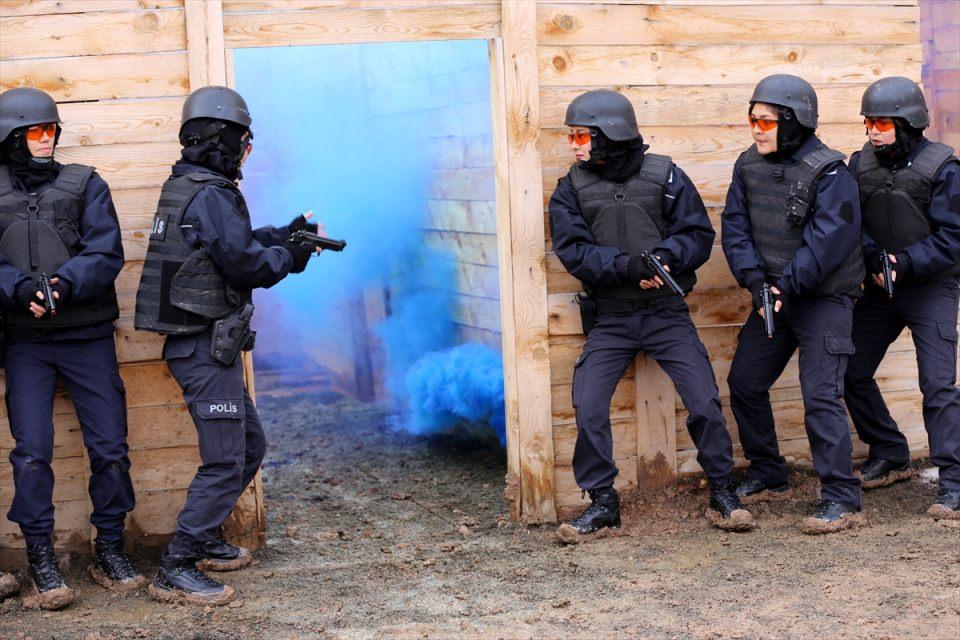 <p>Böyle olunca da hem bizim verdiğimiz polis eğitiminde kalite yükseliyor hem de temel misyonumuz olan polis eğitimde lider ülkelerden biri haline gelme misyonu çerçevesinde civarımızdaki özellikle kardeş ülkelerden yoğun bir şekilde polis eğitimine yönelik talepler almaya başladık. Bu bizi mutlu ediyor ve doğru yolda olduğumuzu gösteriyor." </p>
