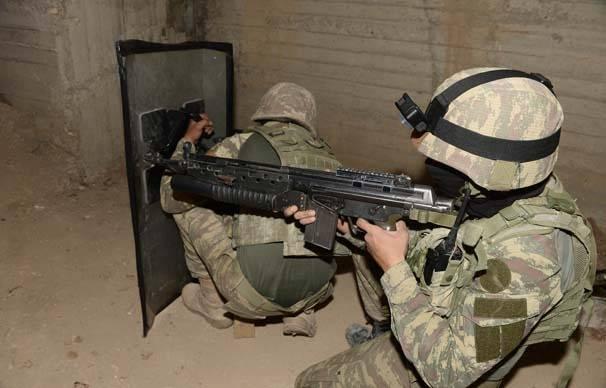 <p>Yer yer 90 santim kalınlığa kadar uzanan beton bloklarla oluşturulan tünellerdeki mevziler ve yaşam alanları dikkati çekiyor. Sadece Burseya Dağı'nın zirvesindeki tünellerin uzunluğunun 1,5 kilometreyi aştığı tespit edildi.</p>
<p> </p>
