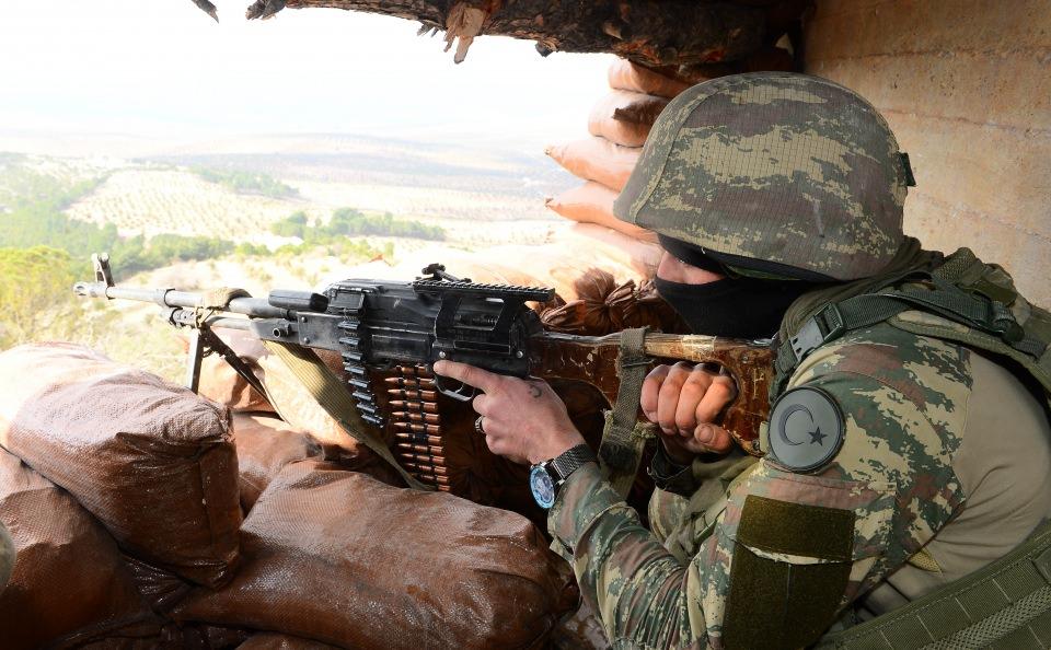 <p>Türk Silahlı Kuvvetleri (TSK) tarafından yürütülen Zeytin Dalı Harekatı kapsamında teröristlerden arındırılan stratejik öneme sahip Burseya Dağı'nda görev yapan Mehmetçik, oluşturulan mevzilerde elleri tetikte 24 saat nöbet tutuyor.</p>

<p> </p>

<p> </p>
