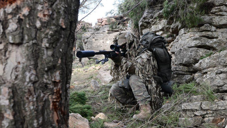 <p>Birliklerin meskun mahal harekatlarına da destek veren keskin nişancılar, bugüne kadar çok sayıda teröristi etkisiz hale getirerek, hem harekata katılan birliklerin hem de sivillerin can güvenliğinin sağlanmasında önemli katkıda bulundu.</p>
<p> </p>