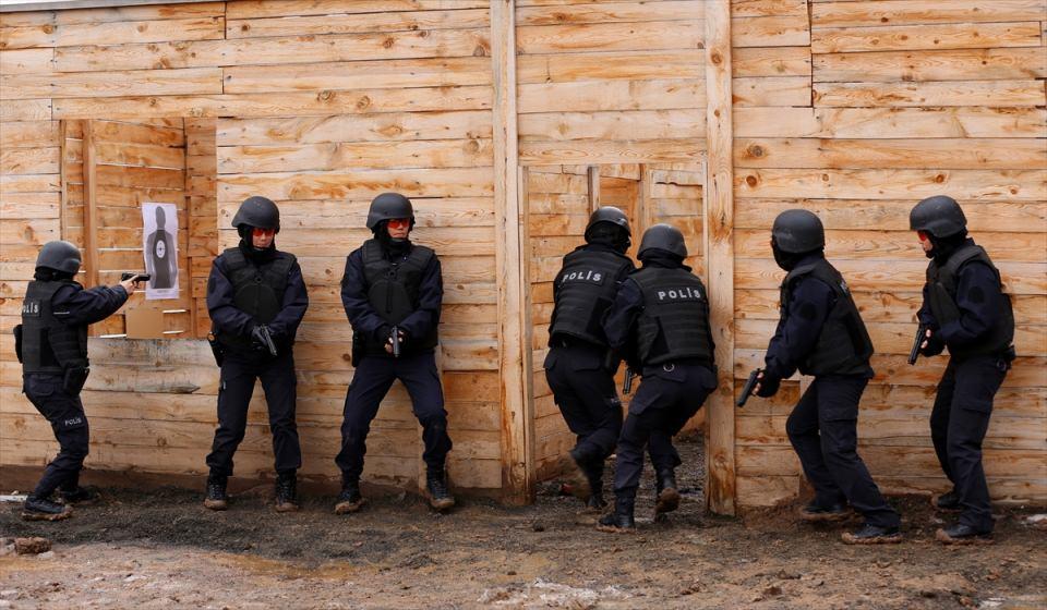 <p>"Hedefimiz bölgede polis eğitiminde lider ülke olmak, şu anda da bunda ciddi bir mesafe kat ettik. Özellikle Balkanlar, Ortadoğu, Afrika ve Asya'dan gelen talepler bunun bir göstergesi. Avrupa ile zaten AB projeleri çerçevesinde çok sıkı çalışıyoruz. </p>
