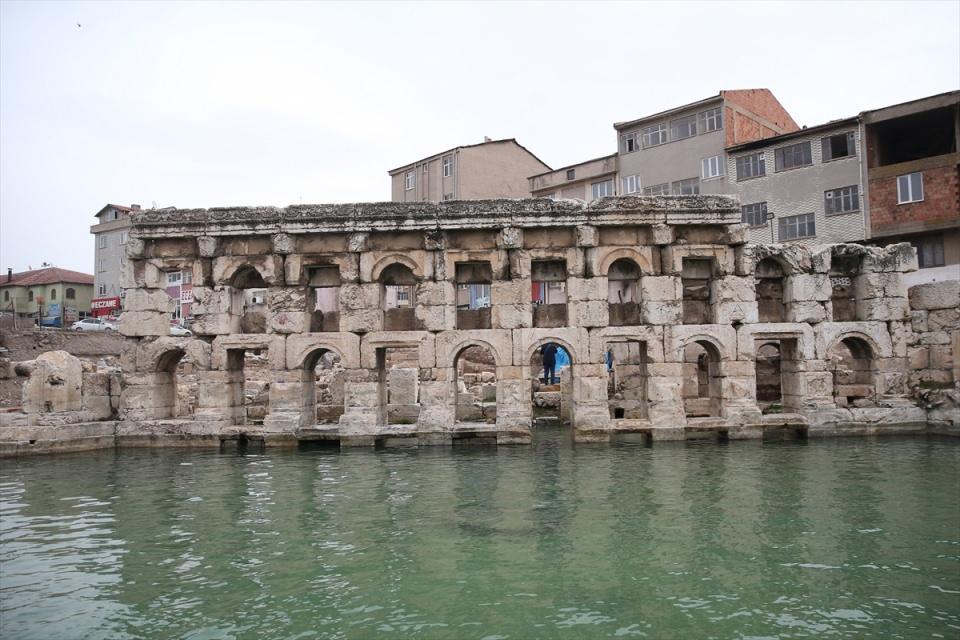 <p>Yozgat'ın Sarıkaya ilçesinde, "Kral kızı" adıyla bilinen Basilica Therma Roma Hamamı, tarihi özellikleri, mimarisi ve iki bin yıldır akan şifalı suyu ile dikkati çekiyor.  </p>
