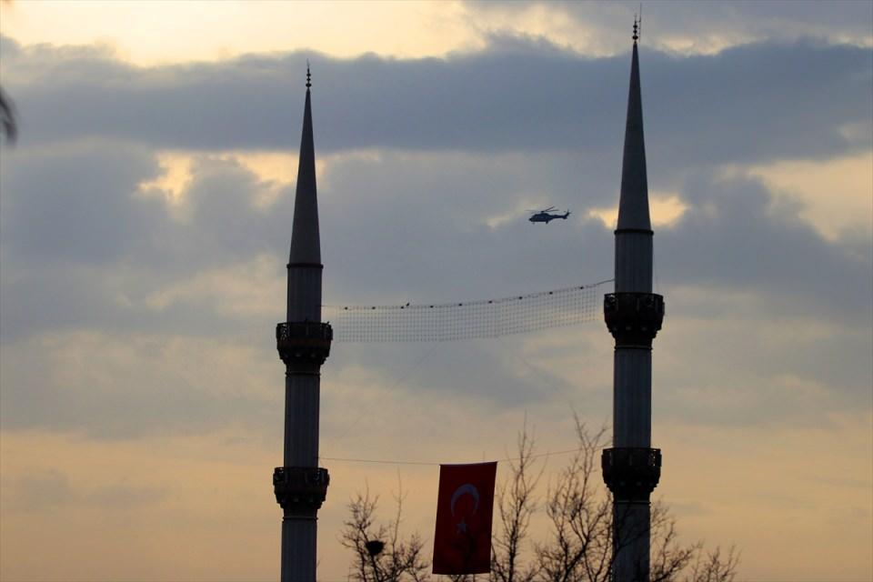 <p>Hatay'ın Reyhanlı, Kırıkhan ve Hassa ilçeleri karşısındaki terör mevzileri, Türk Silahlı Kuvvetleri'ne ait (TSK) savaş uçakları, çoklu roketatarlar ve obüs toplarıyla ateş altına alındı. Öte yandan sınır hattında askeri araç sevkıyatının da sürdüğü görüldü.</p>

<p> </p>
