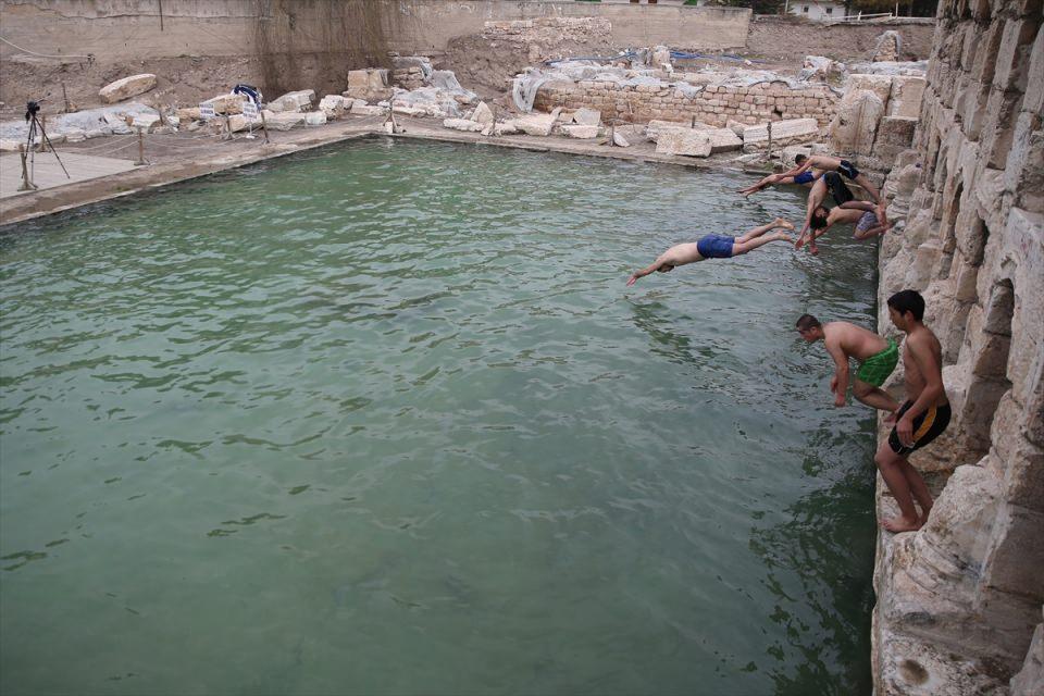 <p>Valilik, Kültür ve Turizm Müdürlüğü ile belediyenin yürüttüğü çalışmalarla turizme kazandırılması için çaba sarf edilen hamam, her mevsim vatandaşların ilgisini çekiyor. </p>