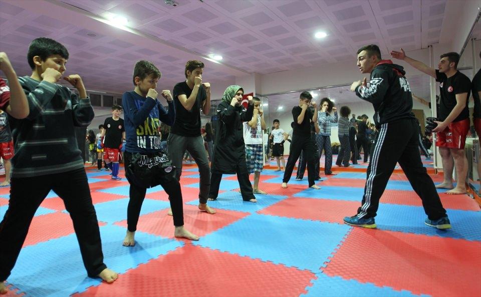 <p>Polis memurlarına teşekkür eden gençler, tek hedeflerinin spor branşlarında Hakkari'yi en iyi şekilde temsil etmek olduğunu söylediler. </p>