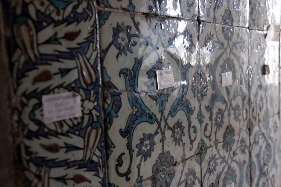 <p>Topkapı Sarayı’nda restorasyonu tamamlanan alanları ve ziyaretçilere kapalı alanlarda devam eden restorasyon çalışmalarını İhlas Haber Ajansı görüntüledi. Fatih Sultan Mehmed tarafından 1478'de yaptırılan ve yaklaşık 400 sene boyunca Osmanlı Devleti’nin idare merkezi olan sarayda devam eden çalışmalar havadan drone ile de görüntülendi. </p>