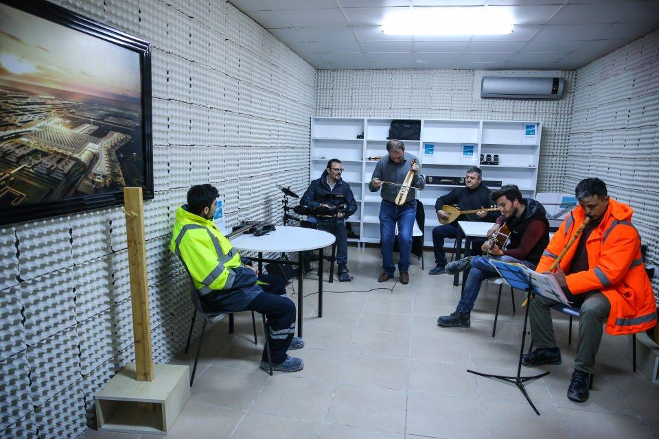 <p>Daha önce çok farklı işlerde çalıştığını kaydeden İlhan, "Buranın imkanları çok farklı. Televizyon odalarından eğlence yerlerinde kadar bu hizmetleri ilk defa burada görüyorum. Buradan çok memnunum iş imkanım var çünkü. Kimseye el açmıyorum. Aç değilim açıkta değilim." diye konuştu.</p>

<p> </p>
