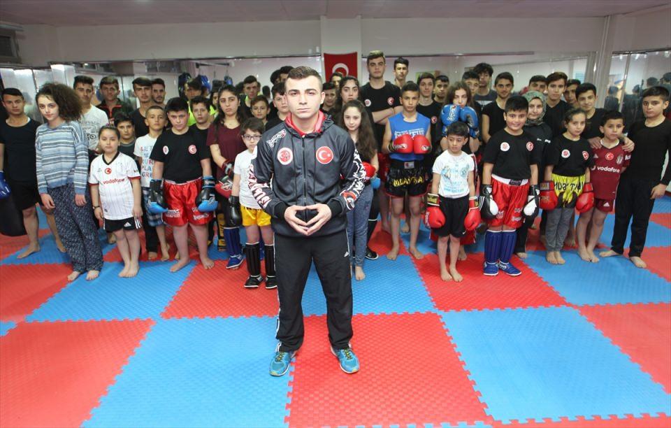 <p><strong>Ayhan Avcı: "Çocuklar çok heyecanlı ve istekli" </strong></p>
<p>Judo antrenörü polis memuru Ayhan Avcı da ulaşabildikleri çocukları, kötü alışkanlıklardan uzaklaştırıp spora kazandırmak istediklerini ifade ederek, "Çocuklarımıza spor bilincini, birlik, beraberlik, kardeşlik duygularını aşılayarak vatan, millet ve bayrak sevgisi içinde, milli takımlarda ülkesine ve iline altın madalya kazandıracak sağlıklı bir gençlik yetiştirmeyi hedefliyoruz. </p>