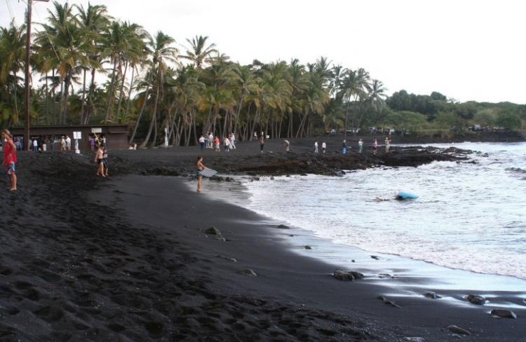<p><strong>Punaluu Plajı Hawaii:</strong> Bölgede bulunan Kilauea volkanından gelen erimiş lavların serin deniz suyu ile birleşmesi ve çözülmesi sonucu ortaya çıkmıştır. Plajda yüzebilir ve deniz kaplumbağaları seyredebilirsiniz. Ancak hatıra olsun diye plajdan siyah kum almanız yasak.</p>
