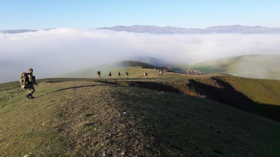 <p><strong>Açıklamada, şunlar kaydedildi:</strong></p>
<p>"Silvan ilçesi Kazandağı köyü Kalemli mezrası sınırları içerisinde 20 tüp, 30 pil bloğu, 100 kalem pil, 5 tabanca temizleme yağı, top halinde elektrik kablosu, 10 battaniye, uyku tulumu, 80 örgütsel kitap, 400 kilogram un, 91 muhtelif konserve, 60 kilogram kuru fasulye, 50 kilogram pirinç, 45 kilogram zeytin, 25 kilogram bulgur, 29 kilogram salça, 10 kilogram turşu, 20 kilogram ayçiçek yağı ile benzeri malzemeler bulundu."</p>