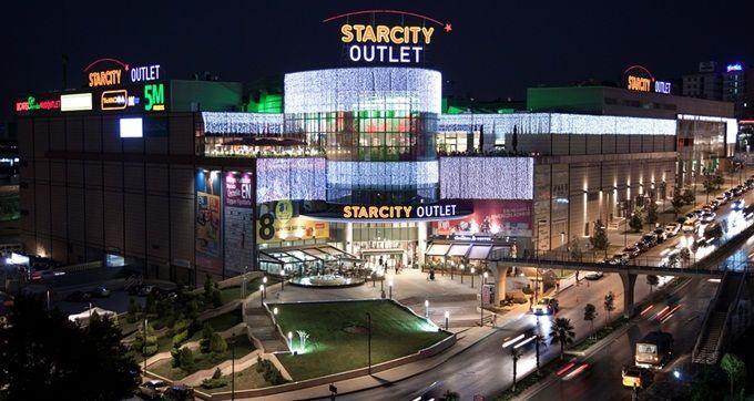 <p><strong>Starcity Outlet AVM</strong></p>

<p>Forever New, Diesel, Kiğili, Saat&Saat ve Tommy Hilfiger gibi seçili markaların outlet mağazalarının bulunduğu AVM, yenibosna semtinde yer alıyor.</p>

<p>En kolay ulaşım şekli Metrobüs kullanarak Yenibosna'ya gelmek ve oradan Starcity müşteri servisleri yada minibüsleri kullanmak.</p>
