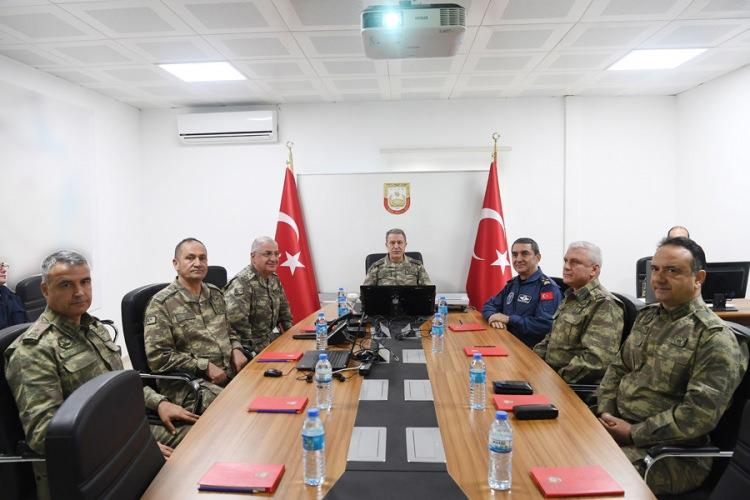 <p>Genelkurmay Başkanı Orgeneral Hulusi Akar, Kilis ve Hatay bölgelerinde, Zeytin Dalı Harekatı'nda görevli çeşitli birlik ve tugay karargahlarında inceleme ve denetlemelerde bulundu.</p>
