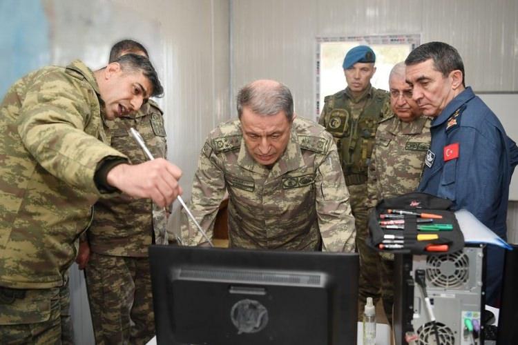 <p>Akar'a Kara Kuvvetleri Komutanı Orgeneral Yaşar Güler ve Hava Kuvvetleri Komutanı Orgeneral Hasan Küçükakyüz eşlik etti.</p>
