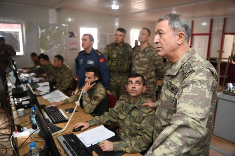 <p>Operasyon birliklerine ait komuta yerlerinde, birlik komutanları ve personeliyle bir araya gelen Akar, başarıyla sürdürülen "Zeytin Dalı Harekatı" hakkında bilgi aldı, emirlerini iletti.</p>
