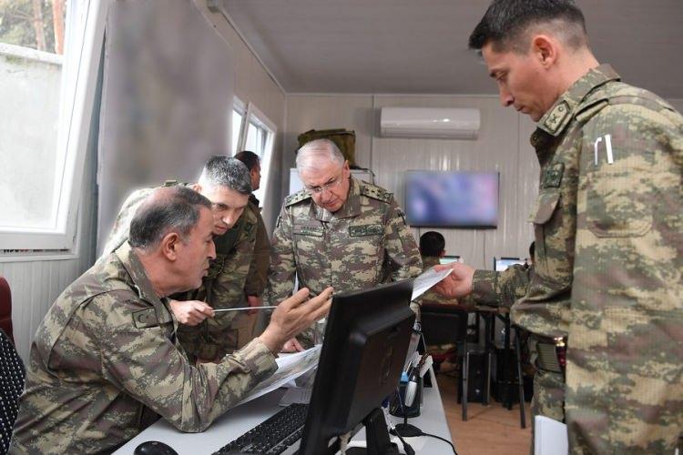 <p>Teröristler ile terörü destekleyen tüm odakların sonlarının hüsran olacağını belirten Genelkurmay Başkanı Hulusi Akar, kullanılan silah ve mühimmat dahil tüm faaliyetlerin Silahlı Çatışma Hukuku’na uygun ve meşru zeminlerde sürdürüldüğünü vurguladı. Akar, “Şanlı tarihimiz ve kültürümüz gereği sivil ve masum insanların dokunulmazdır” dedi.</p>
