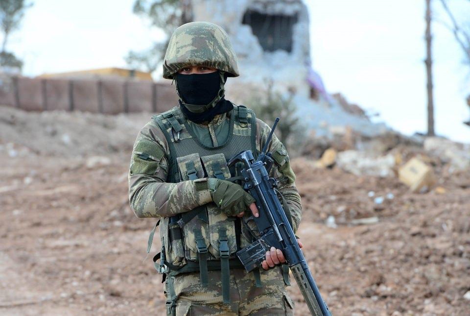 <p>Özellikle askeri birliklerin geçiş güzergahlarına tuzaklanmış  patlayıcıların imhası sürerken, bölgede bol miktarda yabancı menşeli anti tank  mayını bulunması dikkati çekiyor.</p>

