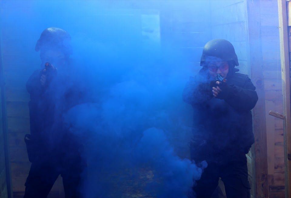 <p><strong>"Profesyonel Afgan polis teşkilatı oluşturulması amaçlanıyor"</strong></p>
<p>Sivas POMEM Müdürü Kadir Yırtar ise 2011 yılında Türk ve Afgan hükümetleri arasında imzalanan mutabakat çerçevesinde başlayan eğitimlerde bugüne kadar 2 bin 981 öğrenciye eğitim verdiklerini belirtti.</p>