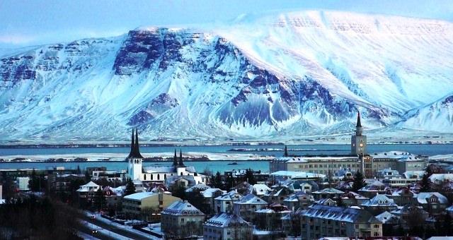 <p>Atlas okyanusunun kuzeyinde yer alan İzlanda farklı kültürü ve iklimi ile dünyada şaşkınlık yaratan bir ülke. İzlandayı merak edenler ve gitmek isteyenler için dünyanın bu farklı ülkesini araştırdık. İşte İzlanda'nın sıradışı özellikleri...</p>
