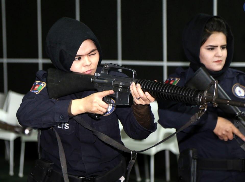 <p>Özellikle komşu ülkelerdeki polis teşkilatına yönelik kapasite geliştirme eğitimlerini yoğun bir şekilde verdiklerini ve bu anlamda çok fazla talep aldıklarını ifade eden Çolak, "Afgan polisine yönelik polis temel eğitimi vermekteyiz, Sivas POMEM'de bu eğitimimizi yürütüyoruz." dedi.</p>
<p> </p>