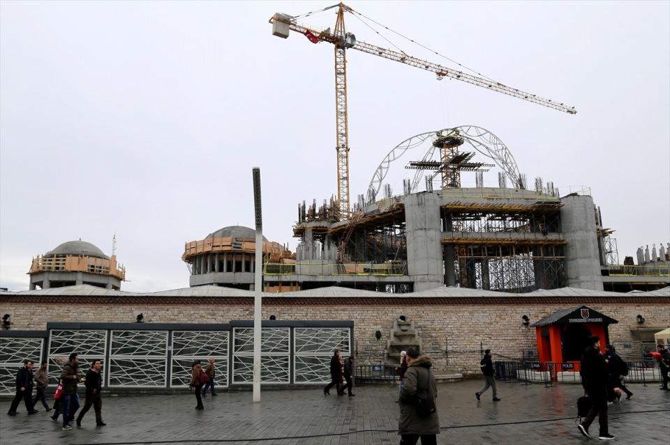 <p>Normal cami katının tamamlandığını belirten Demircan, "Cami kubbe yapımıyla finale doğru gidiyor. Birinci bodrum katı yani kültür-sanat merkezi olarak kullanacağımız mekan var. Ama bunun altında 4 bodrum kat var ki bu otopark olarak kullanılacak. Onların ikisi yapıldı, son ikisi kaldı. Bina bir yandan yukarı doğru yükselirken diğer yandan aşağıya doğru devam ediyor. Kaba inşaatın sonuna doğru yaklaştık. Minarelerin yapımına başlandı." diye konuştu.</p>
<p> </p>