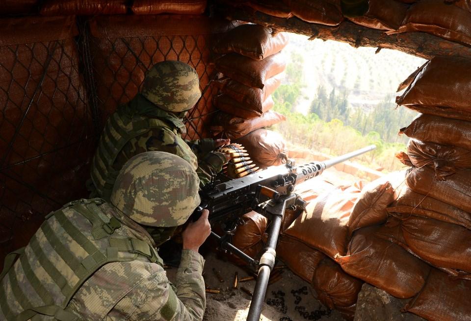 <p>PYD/PKK'lı teröristlerin sivilleri kalkan olarak kullanarak meskun mahallerde düzenlemesi muhtemel saldırılara karşı her türlü önlemi alan Mehmetçik, sınır hattı boyunca alan derinliğini artırıyor.</p>