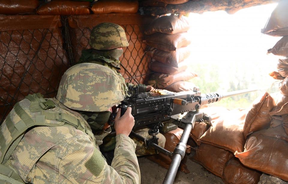<p>Uzun menzilli silahlarla teröristlerin her türlü sızma girişimine anında karşılık veren askerler, teknolojinin tüm imkanlarından yararlanıyor.</p>
