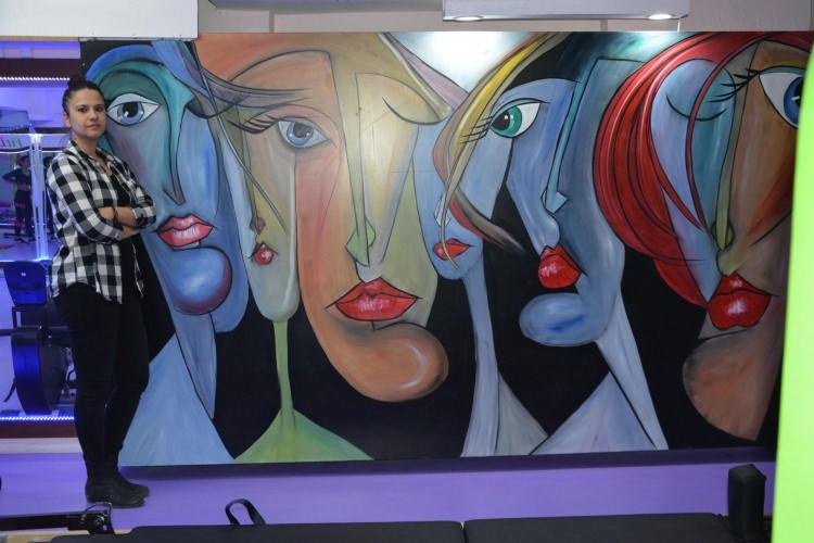 <p>Manisa'da 11 yıldır Nüfus Müdürlüğü'nde çalışan İstanbul Üniversitesi Adalet Meslek Yüksekokulu mezunu Eda Tapınç, işinden arta kalan zamanlarda tutkunu olduğu resim sanatıyla ilgileniyor. Çocukluğundan beri sanata ilgisi olan Eda Tapınç, ilk olarak odasının duvarlarını boyadı, işyeri duvarlarını boyamaya ise gittiği bir spor salonundan başladı.</p>

<p> </p>
