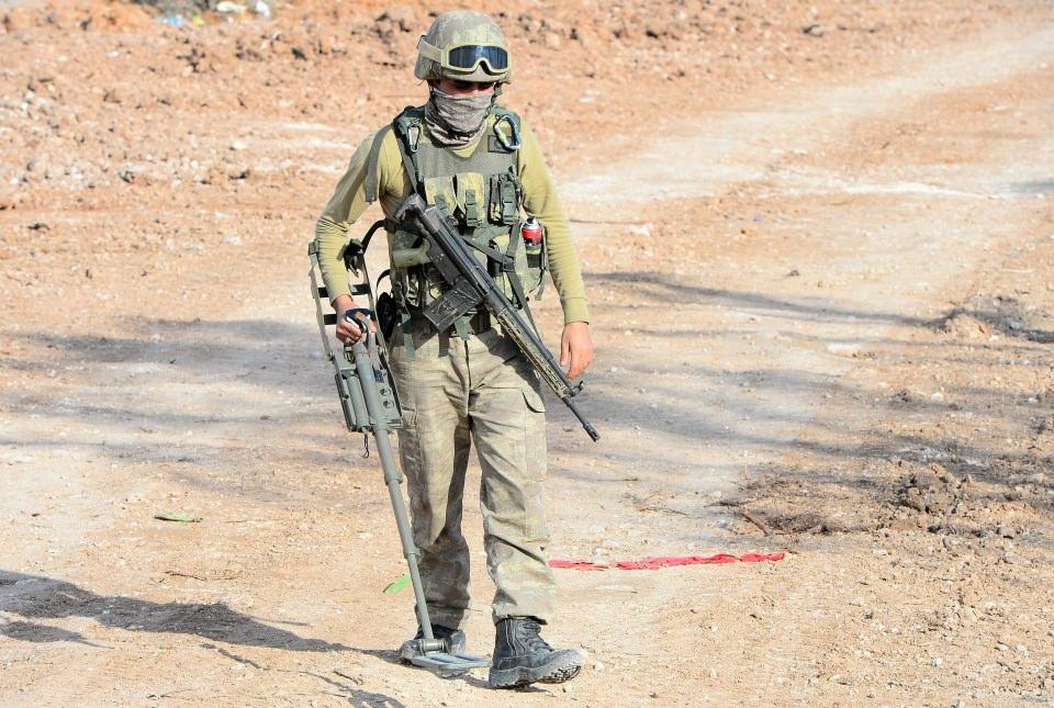 <p>Türk Silahlı Kuvvetleri (TSK) tarafından  yürütülen Zeytin Dalı Harekatı kapsamında teröristlerden arındırılan Burseya  Dağı'nda örgüt mensuplarınca tuzaklanan patlayıcılar, uzman ekiplerce  temizleniyor.</p>

<p> </p>
