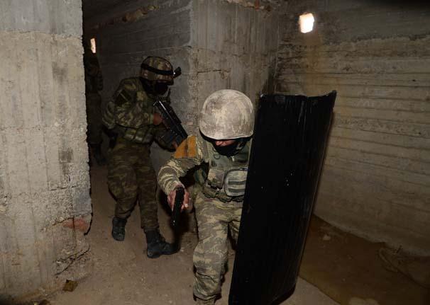 <p>Özgür Suriye Ordusu'nun (ÖSO) desteğiyle yürütülen harekat kapsamında teröristlerden temizlenen dağda konuşlanan komandolar, çevre güvenliğini aldıkları alanları el yapımı patlayıcılardan arındırdıktan sonra bölgenin Afrin ile bağlantısını sağlayan tünellerde arama yapıyor.</p>
<p> </p>