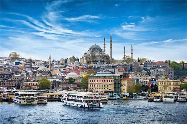 <p>İstanbul’la ilgili olarak ortaya atılan ve en çok bilinen söylence İstanbul’un altında bir şehir daha olduğudur.Peki bu siz ne kadar doğrudur? Çok eski bir yerleşim yeri olan İstanbul’un gerçekten altında farklı yerlere çıkan geçitler bulunuyor mu? İşte konuyla ilgili tüm şehir efsaneleri sizler için araştırdık.</p>
