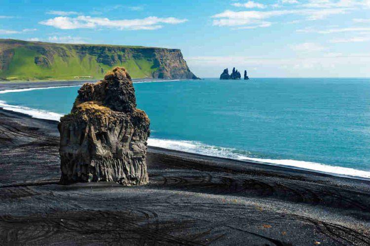 <p><strong>Siyah kum plajı, Alaska: </strong>Alaska’nın en özel bölgelerinden biri olan bu sahil özellikle deniz kayakçılarının ziyaret ettiği bir sahildir ve 250 metre uzunluğundadır.</p>
