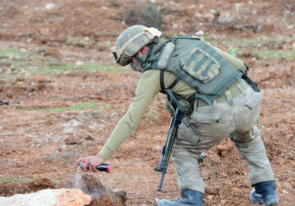 <p>Yaklaşık 4 kilogram ağırlığındaki el yapımı patlayıcının dedektörler yardımıyla yerinin tespit edilmesinin ardından bomba imha ekipleri bölge güvenliğini sağladı.</p>
<p> </p>