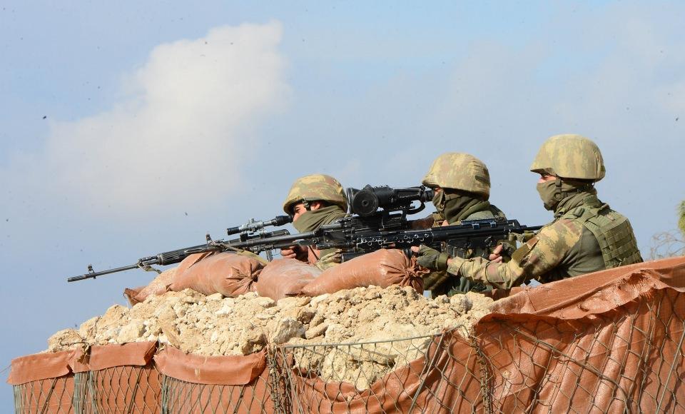 <p>Askeri birlikler ilerleyişini sürdürürken, alan güvenliğini sağlayan komandolar oluşturdukları üs bölgelerinde PYD/PKK'lı teröristlerin her türlü hareketini izliyor.</p>