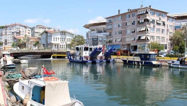 <p>İlk etapta gidiş-geliş olarak iki şeridi trafiğe açılan köprü, kıyı düzenleme ve dere ıslah çalışmalarının sona ermesiyle birlikte tam kapasite olarak İstanbulluların hizmetine açılacak.</p>