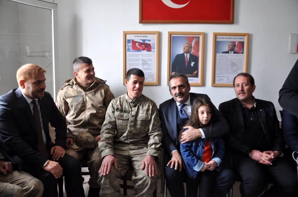 <p>Basın toplantısında konuşan müzisyen Yavuz Bingöl, CIA raporunda, PYD'nin, PKK'nın Suriye'deki milis gücü olduğunun açıkça belirtildiğini hatırlattı. Bingöl, "Cumhurbaşkanı'mızın dediği de oydu. Yapılan operasyonu ben, şahsen çok meşru görüyorum" dedi. </p>