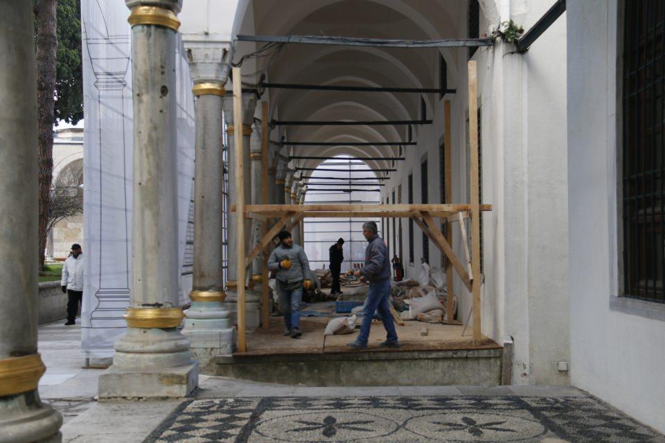 <p>Restorasyon çalışmalarının titizlikle yürütüldüğü sarayın birçok bölümünde iskelelerin olduğu görüldü. Görüntülerde Topkapı Sarayı'nın binalarından avlu ve bahçelerine kadar birçok noktasında güçlendirme, restorasyon, peyzaj, teşhir ve tanzim çalışmaları sürdüğü görüldü. Asırlardır ayakta olan sarayın çeşitli bölümlerinde restorasyon çalışmaları sürerken bir yandan da Türkiye’den ve dünyadan çok sayıda ziyaretçiyi ağırlıyor. </p>