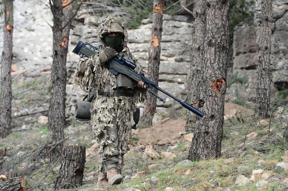 <p>Türkiye sınırındaki terör örgütü PYD/PKK'ya ait sığınak, barınak ve mağaraları imha eden, Afrin hattındaki köyleri ve hakim noktaları terör örgütünün işgalinden kurtaran birlikler, teröristlerin korkulu rüyası özel eğitimli keskin nişancılardan da yoğun olarak istifade ediyor.</p>
<p> </p>