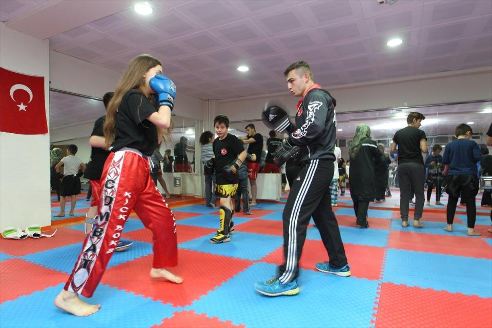 <p>Spor dalları ile tanışmanın mutluluğunu yaşadıklarını belirten gençler ise, gündüz kendi görevlerini yapan polis memurlarının akşamları da antrenmanlara katılarak büyük bir özveride bulunduklarını dile getirdiler. </p>