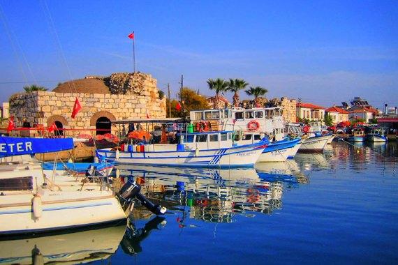 <p><strong>Tatil yörelerine yakın olması</strong></p>

<p>Ege köylerinden birinde yaşadığınız sürece Türkiye’nin en popüler tatil yerlerine de yakısınız demektir. Böylelikle her hafta sonunu tatil tadında geçirebilirsiniz.</p>
