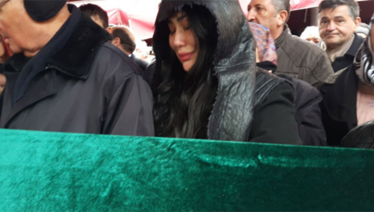 <p>En yakın arkadaşlarından biri olan Nur Ertürk, cenaze töreninde gözyaşlarına hakim olamadı.</p>
