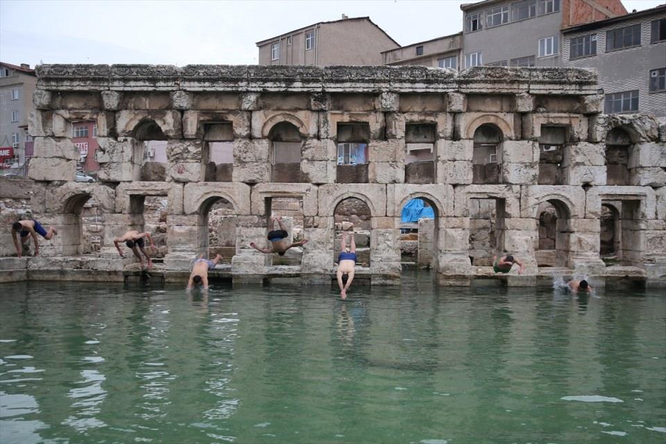 <p>Daha önce havuzlar toprak altında olduğu için boşa akan termal su, temizlenerek ortaya çıkartılan havuzları doldurunca mimari yapısıyla dikkati çeken antik hamam, ilgi odağı oluyor.</p>