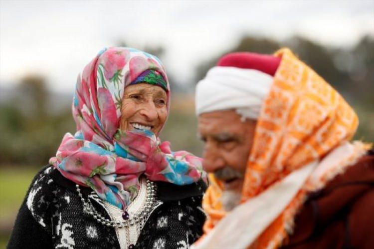 <p>Tunus'ta 70 senedir evliliklerini sürdüren İmara Fakiri (95) ve Hazra Buzazi (86) çifti, huzurlu geçen evlilikleriyle herkese örnek oluyor.</p>
