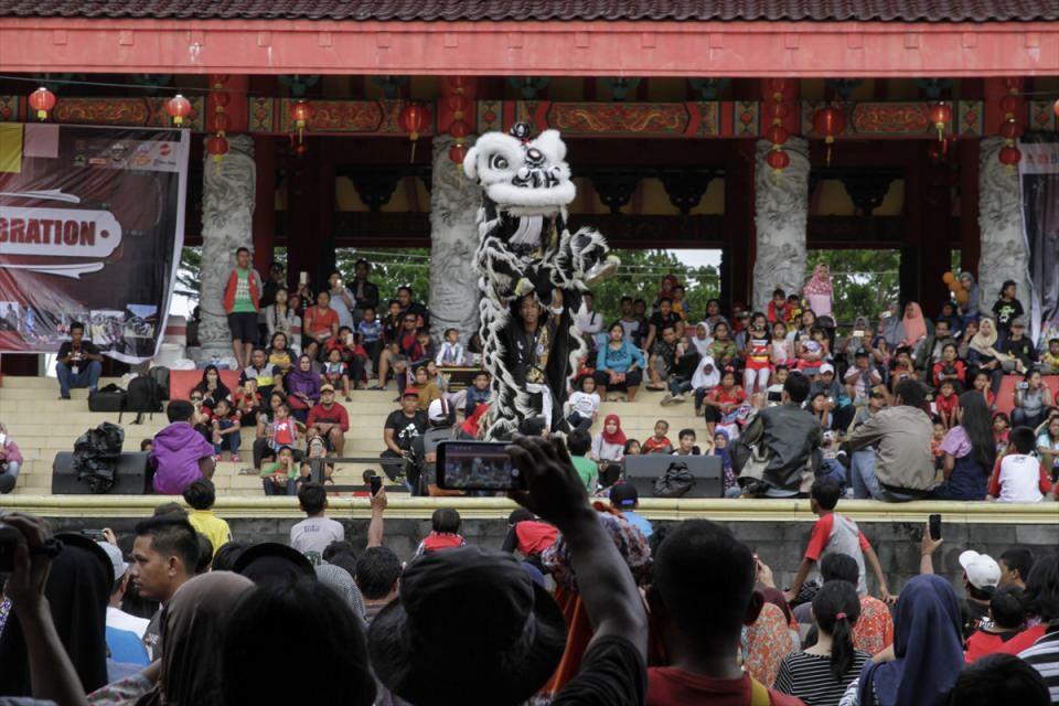 <p>Endonezya'nın Orta Java bölgesindeki Semarang kentinde, geleneksel 12 hayvanlı ay takvimine göre "Köpek Yılı"na girilmesiyle kutlamalar düzenlendi. Çin kültüründe bolluk ve bereket getirdiğine inanılan kırmızı renkte flama ve afişlerle donatılan tapınağı ziyaret edenler, mum ve tütsü yakarak gelecek yıl için iyi dileklerde bulunuyor.</p>

<p> </p>
