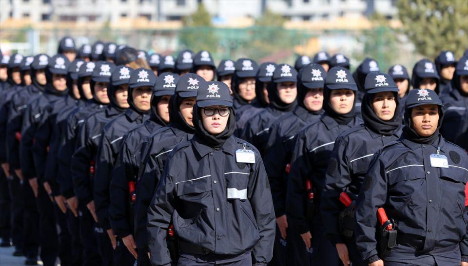 <p>"Diğer eğitim alanımız olan ilk kademe amir eğitim alanıyla ilgili de uluslararası eğitimimiz son sürat devam ediyor. Şu anda Polis Amirleri Eğitim Merkezimizde 18 farklı ülkeden ilk kademe amir eğitimi alan 143 öğrencimiz var.</p>

